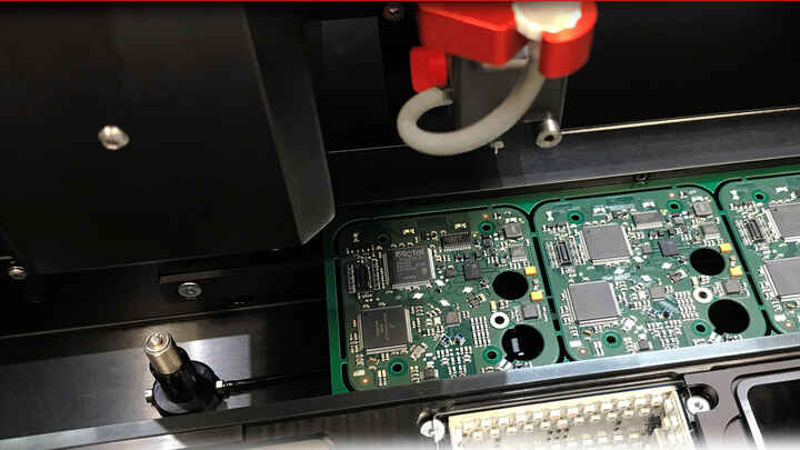 [Translate to Englisch:] Lötpaste dispensen Prototypen Bestückung Leiterplatte