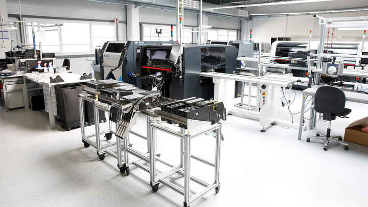 [Translate to Englisch:] Highly flexible SMT Lines with Essemtec Pick and Place Equipment